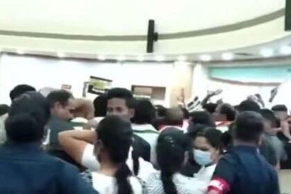 GHMC కౌన్సిల్ సమావేశం: జీహెచ్‌ఎంసీ కౌన్సిల్ కౌన్సిల్ రసాభాస - బడ్జెట్‌ ప్రవేశపెట్టిన ప్రవేశపెట్టిన ప్రవేశపెట్టిన