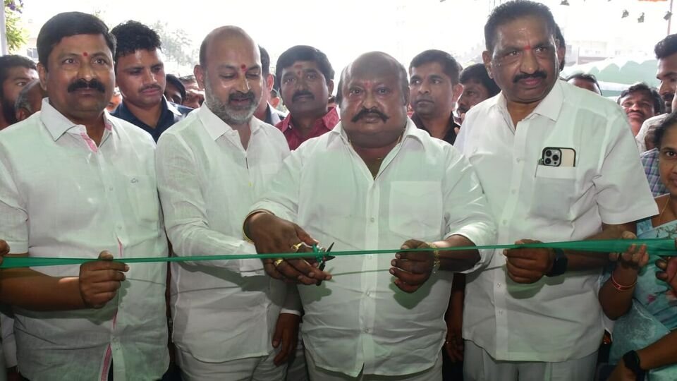 Karimnagar Politics: విభేదాలు విడిచి, విమర్శలు లేకుండా... కరీంనగర్ లో రాజకీయ ప్రత్యర్ధుల అభివృద్ధి మంత్రం