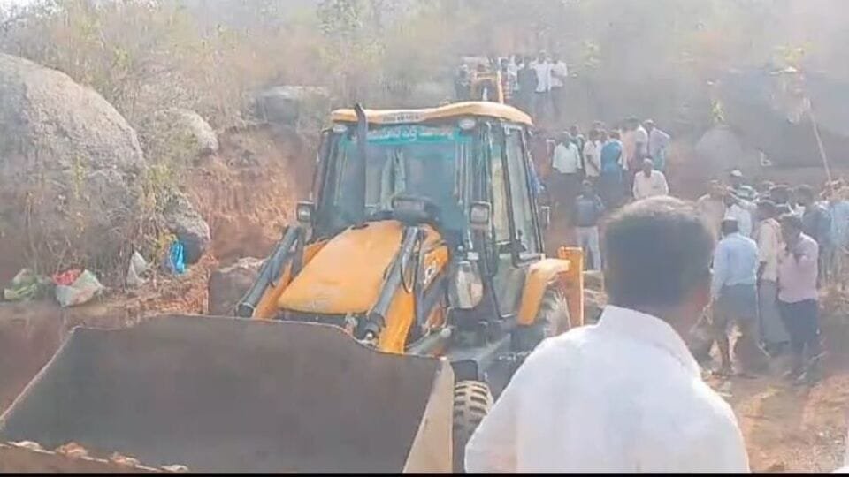 Siddipet ప్రమాదం: సిద్దిపేట జిల్లాలో జిల్లాలో ఉపాధి పథకంలో అపశృతి అపశృతి..బండరాళ్లు దొర్లి దొర్లి తల్లి కూతుళ్లు మృతి, 5 గురికి గురికి గురికి గురికి