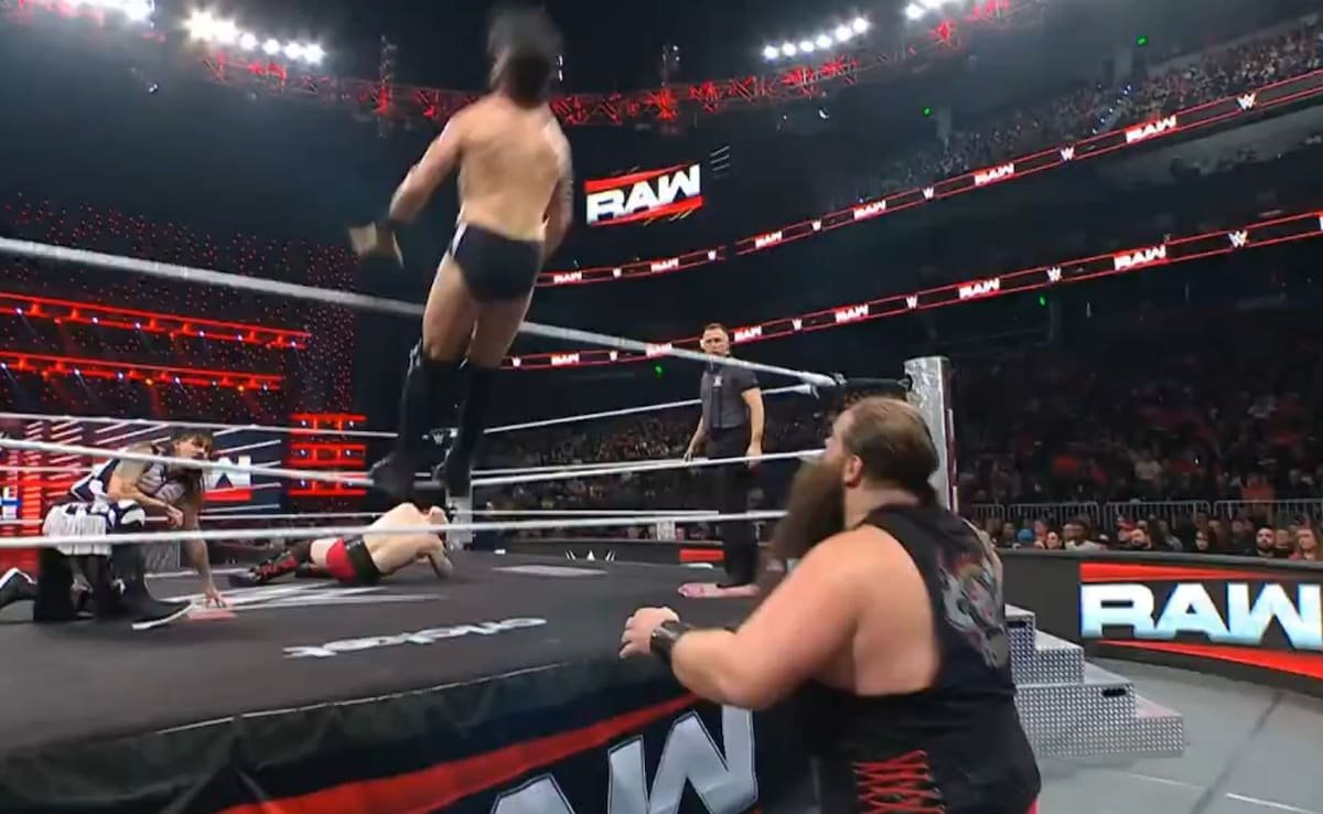 WWE సూపర్ స్టార్ కదలిక తప్పు అయిన తరువాత పలు గాయాలకు గురవుతుంది. వీడియో వైరల్