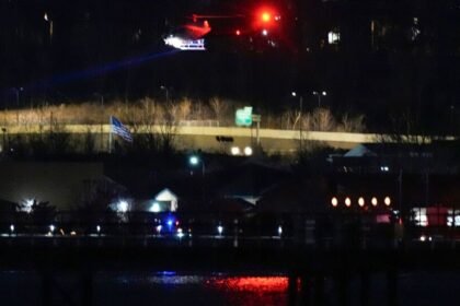 అమెరికన్ విమానం క్రాష్: ఘోర ఘోర ప్రమాదం .. ఢీకొని ఢీకొని నదిలో కూలిపోయిన విమానం, హెలికాప్టర్- అమెరికన్ ఎయిర్‌లైన్స్ ఫ్లైట్ వాషింగ్టన్ రీగన్ విమానాశ్రయం సమీపంలో హెలికాప్టర్‌తో ides ీకొంటుంది,