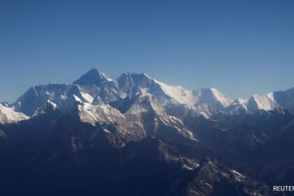 ఎవరెస్ట్ పర్వతం కంటే 100 రెట్లు పొడవు రెండు పర్వతాలు భూమి క్రింద లోతుగా ఉన్నాయి