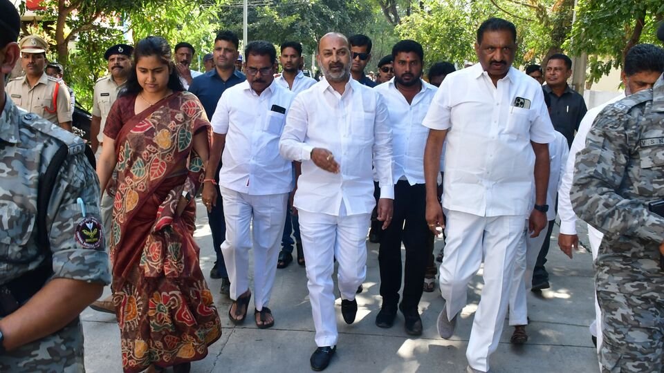 కరీంనగర్‌లో 24 గంటల తర్వాత సరఫరా..జనవరి 24న ప్రారంభం, కరీంనగర్‌లో జనవరి 24న ప్రారంభం కానున్న బండి సంజయ్-24 గంటల తాగునీటి సరఫరా ఏర్పాట్లను బండి సంజయ్ పరిశీలించారు ,తెలంగాణ న్యూస్