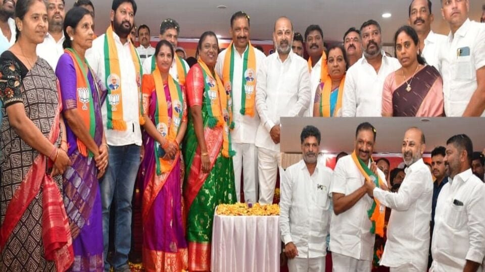 కరీమ్నగర్ న్యూస్: కరీంనగర్ కరీంనగర్ లో లో షాక్ షాక్-కారు దిగి దిగి చేరిక మేయర్ సునీల్ సునీల్ సునీల్ సునీల్ సునీల్