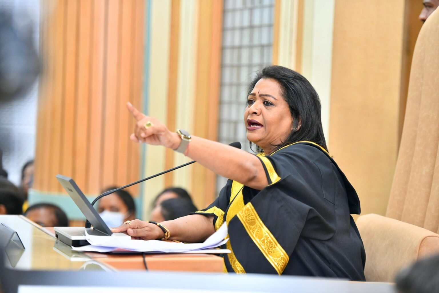 కౌన్సిల్ సమావేశం రచ్చ రచ్చ ... మేయర్ మేయర్ బడ్జెట్ ప్రతులు విసిరిన విసిరిన విపక్షాలు