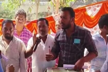 టీజీ పంచాయతీ కార్యదర్శులు : ఇలాగైతే పనిచేయడం కష్టం.. సెలవులు పెట్టే ఆలోచనలో పంచాయతీ కార్యదర్శులు!