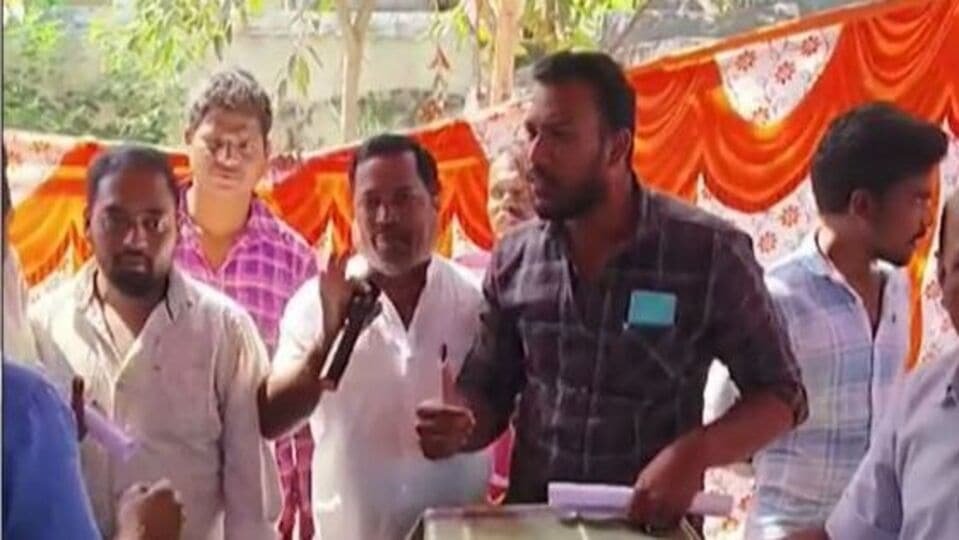 టీజీ పంచాయతీ కార్యదర్శులు : ఇలాగైతే పనిచేయడం కష్టం.. సెలవులు పెట్టే ఆలోచనలో పంచాయతీ కార్యదర్శులు!