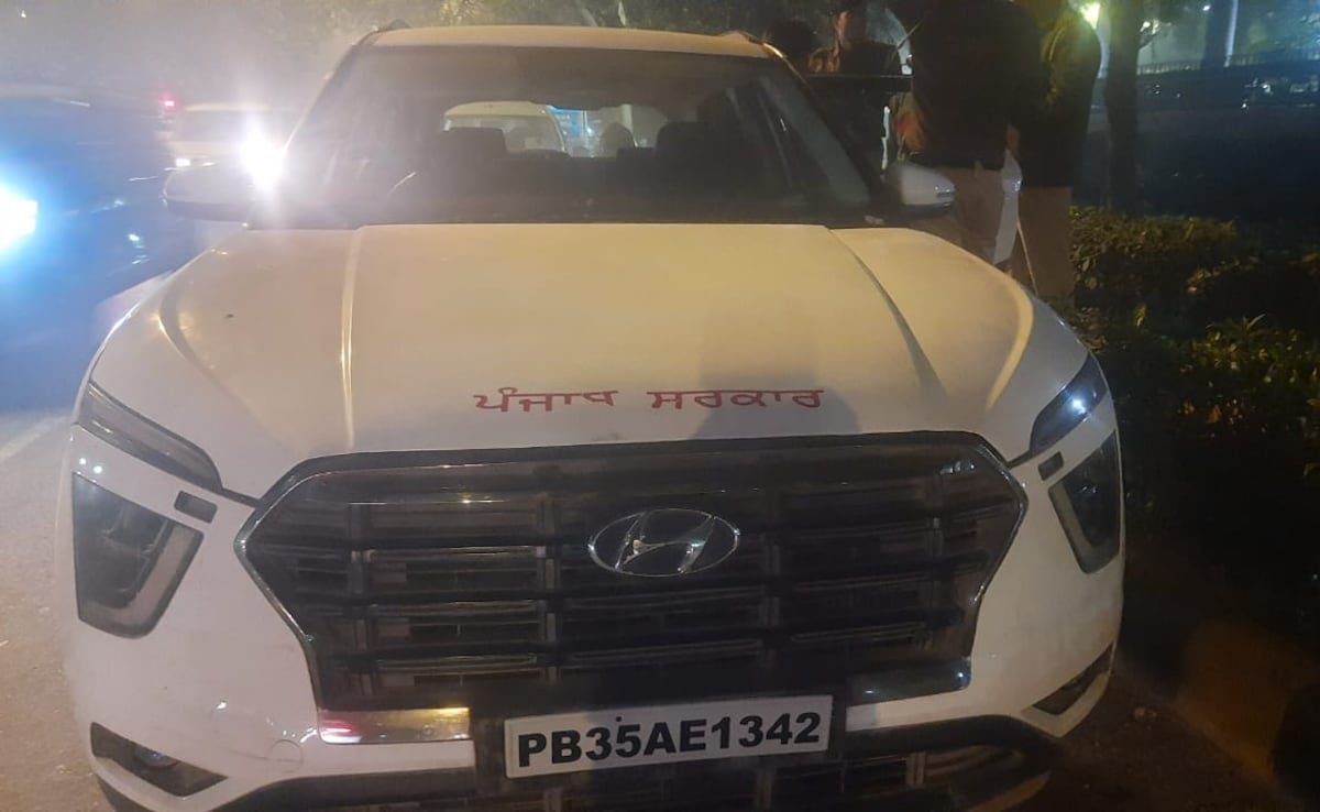 నగదుతో "పంజాబ్ సర్కార్" కారు, Delhi ిల్లీలో మద్యం స్వాధీనం చేసుకున్నది, స్టేట్ స్పందిస్తుంది