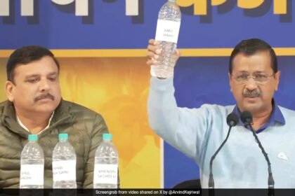 పోల్ ప్యానెల్ ర్యాప్స్ అరవింద్ కేజ్రీవాల్ "యమునా పాయిజన్డ్" వరుసలో, అతను తిరిగి కొట్టాడు