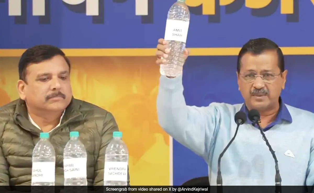 పోల్ ప్యానెల్ ర్యాప్స్ అరవింద్ కేజ్రీవాల్ "యమునా పాయిజన్డ్" వరుసలో, అతను తిరిగి కొట్టాడు