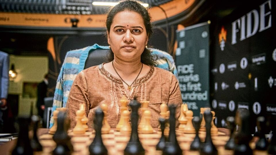 ప్రపంచ ర్యాపిడ్ చెస్ ఛాంపియన్‌గా కోనేరు హంపి.. ఆ ఘనత సాధించిన రెండో క్రీడాకారిణి!-కొనేరు హంపీ 2024లో ఫైడ్ ఉమెన్ వరల్డ్ రాపిడ్ చెస్ ఛాంపియన్ టైటిల్‌ను న్యూయార్క్‌లో కైవసం చేసుకుంది, చైనా జు వెన్‌జున్ తర్వాత రెండో ప్లేయర్.