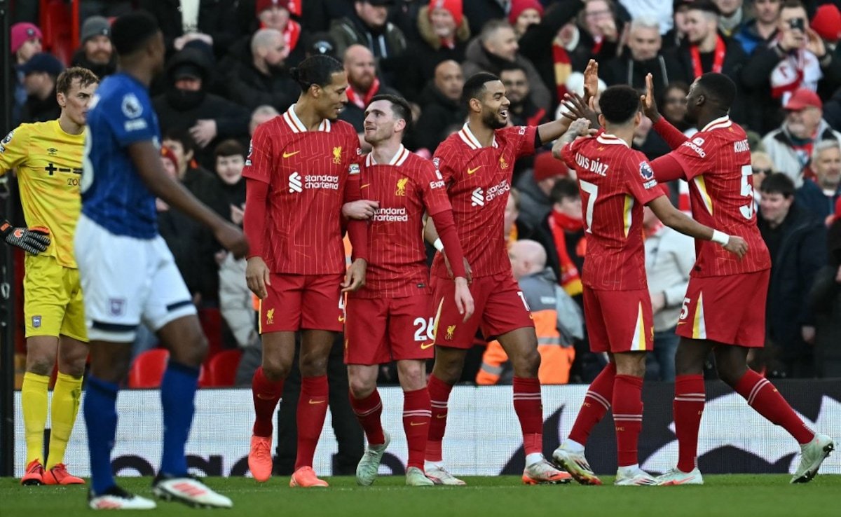 ప్రీమియర్ లీగ్‌లో ఇప్స్‌విచ్‌తో పోరాడుతున్న లివర్‌పూల్ థ్రాష్‌కు కోడి గక్పో డబుల్ సహాయం చేస్తుంది