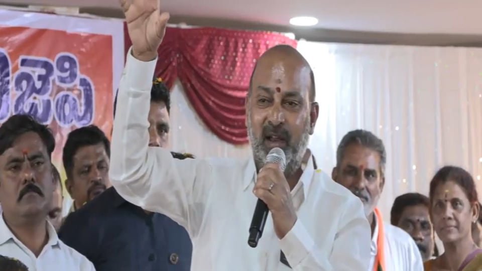 బండి సంజయ్: ఇందిరమ్మ అని అని పేరు పెడితే ఒక్క ఇల్లు కూడా ఇవ్వం ఇవ్వం, బండి సంజయ్ సంచలన సంచలన సంచలన