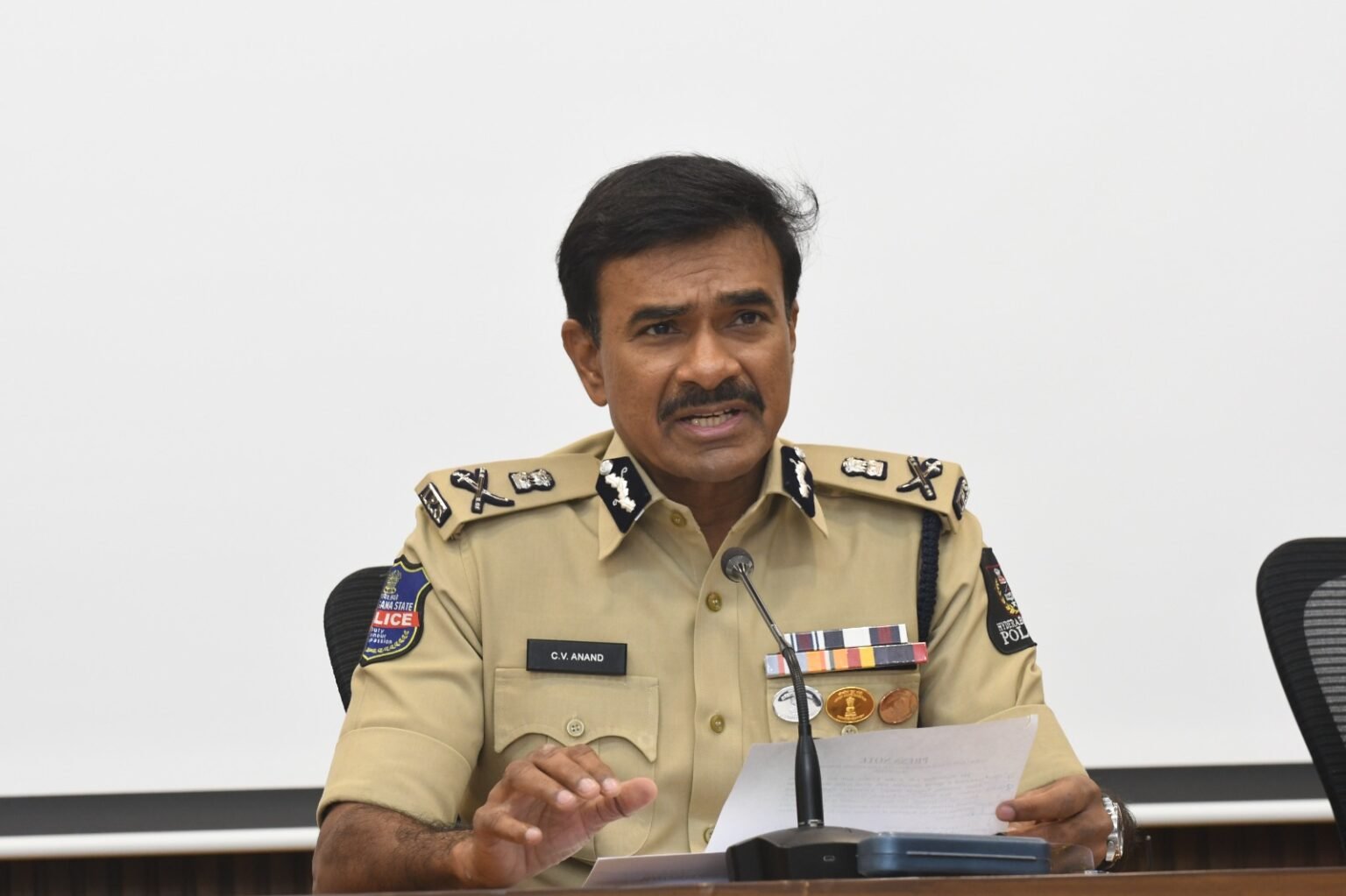 బ్యాంక్ మేనేజర్ సహా 52 మంది సైబర్ నేరగాళ్ళు అరెస్టు అరెస్టు