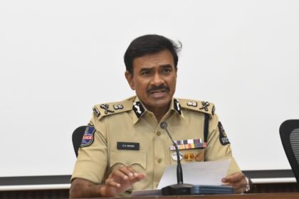 బ్యాంక్ మేనేజర్ సహా 52 మంది సైబర్ నేరగాళ్ళు అరెస్టు అరెస్టు