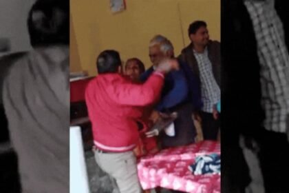 మధ్యప్రదేశ్ ప్రభుత్వ కార్యాలయంలో మహిళను కొట్టిన అధికారి, సస్పెండ్ చేయబడింది