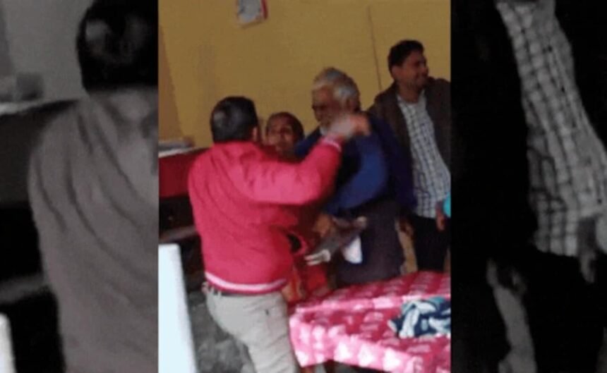 మధ్యప్రదేశ్ ప్రభుత్వ కార్యాలయంలో మహిళను కొట్టిన అధికారి, సస్పెండ్ చేయబడింది