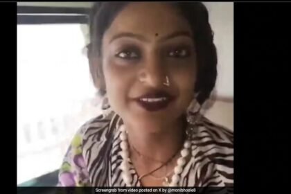 మహా కుంభ్ వైరల్ సంచలనం మోనాలిసా వేధింపుల తర్వాత ఇంటికి తిరిగి వచ్చింది