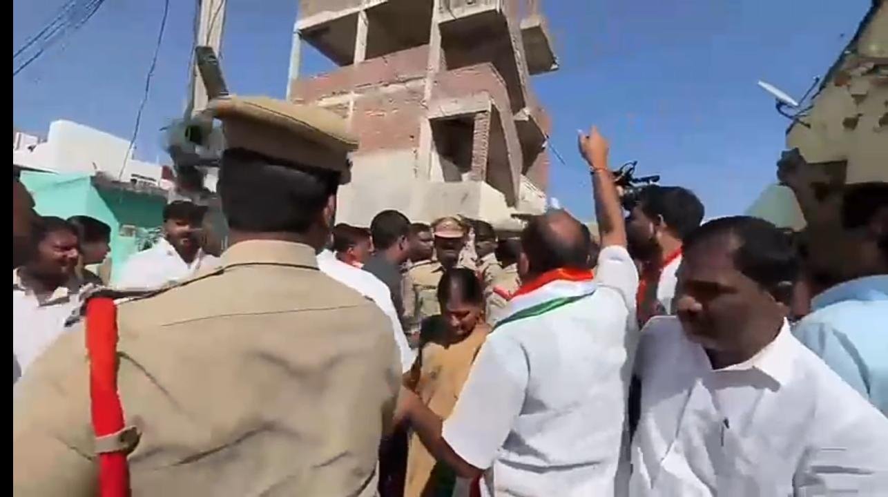 రాజకీయ రణరంగం..! నల్గొండ మాజీ ఎమ్మెల్యేపై మంత్రి కోమటిరెడ్డి వర్డీయుల దాడి