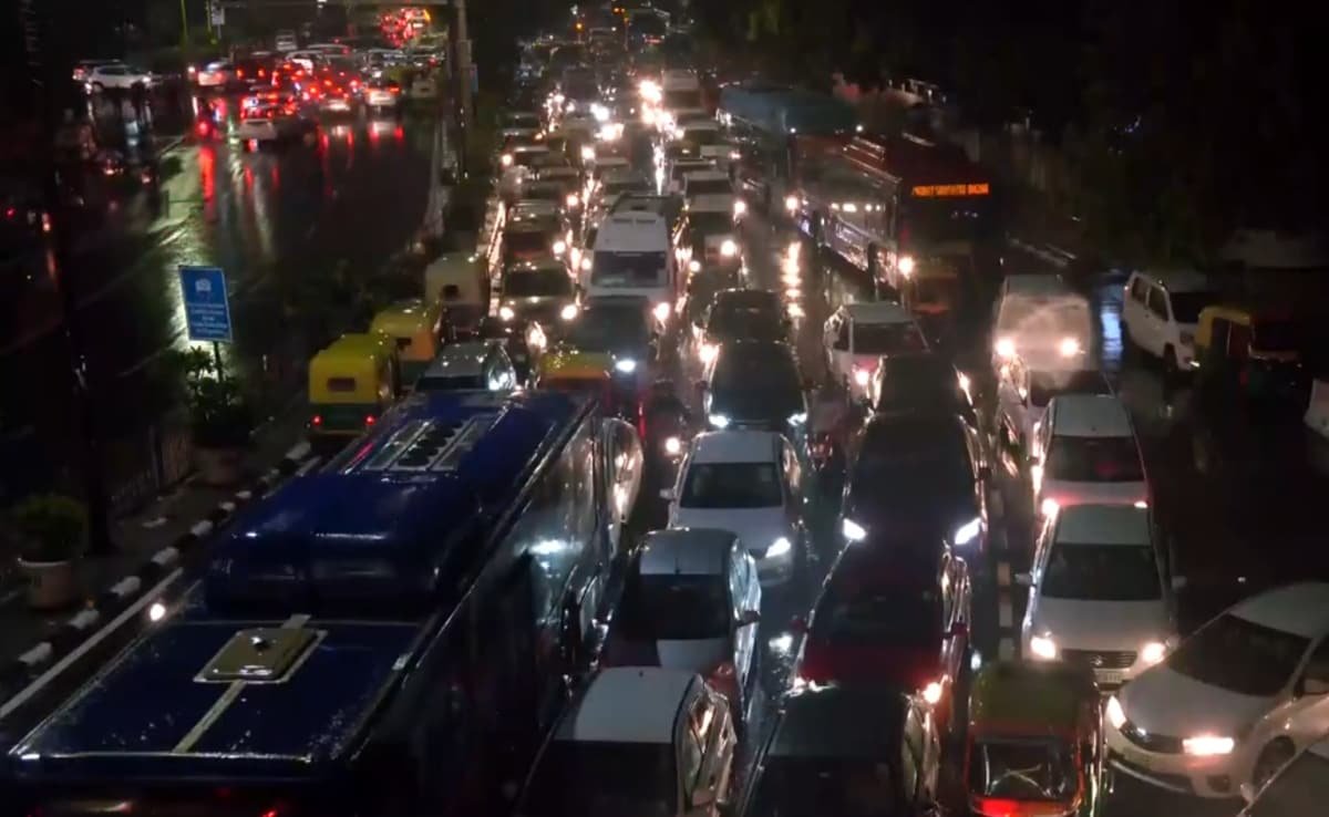 రిపబ్లిక్ డే పరేడ్ కోసం ఫుల్ డ్రెస్ రిహార్సల్ కారణంగా సెంట్రల్ ఢిల్లీలో భారీ ట్రాఫిక్ ఉంది