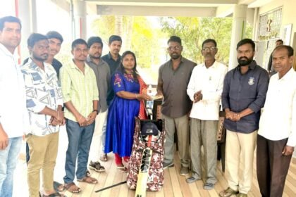 షైన్ ఏ ఏ లైఫ్ ఎన్జీఓ ఆధ్వర్యంలో క్రికెట్ క్రీడా కారుడికి కారుడికి 75 వేల ఆర్థిక ఆర్థిక ఆర్థిక