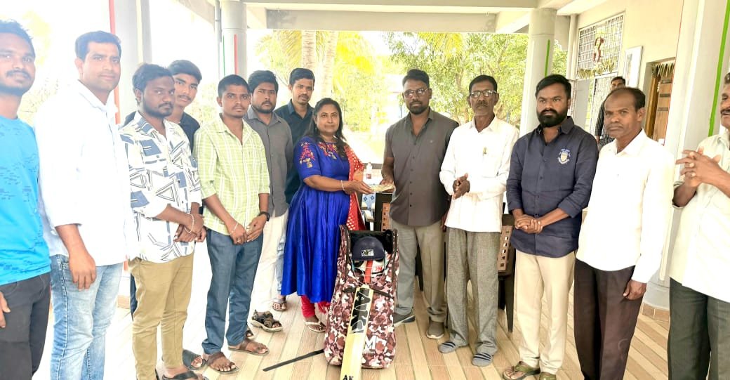 షైన్ ఏ ఏ లైఫ్ ఎన్జీఓ ఆధ్వర్యంలో క్రికెట్ క్రీడా కారుడికి కారుడికి 75 వేల ఆర్థిక ఆర్థిక ఆర్థిక