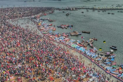 సంగంలో స్నానం చేసే యాత్రికుల కోసం మహా కుంభ్ 10 కోట్ల మైలురాయిని దాటింది