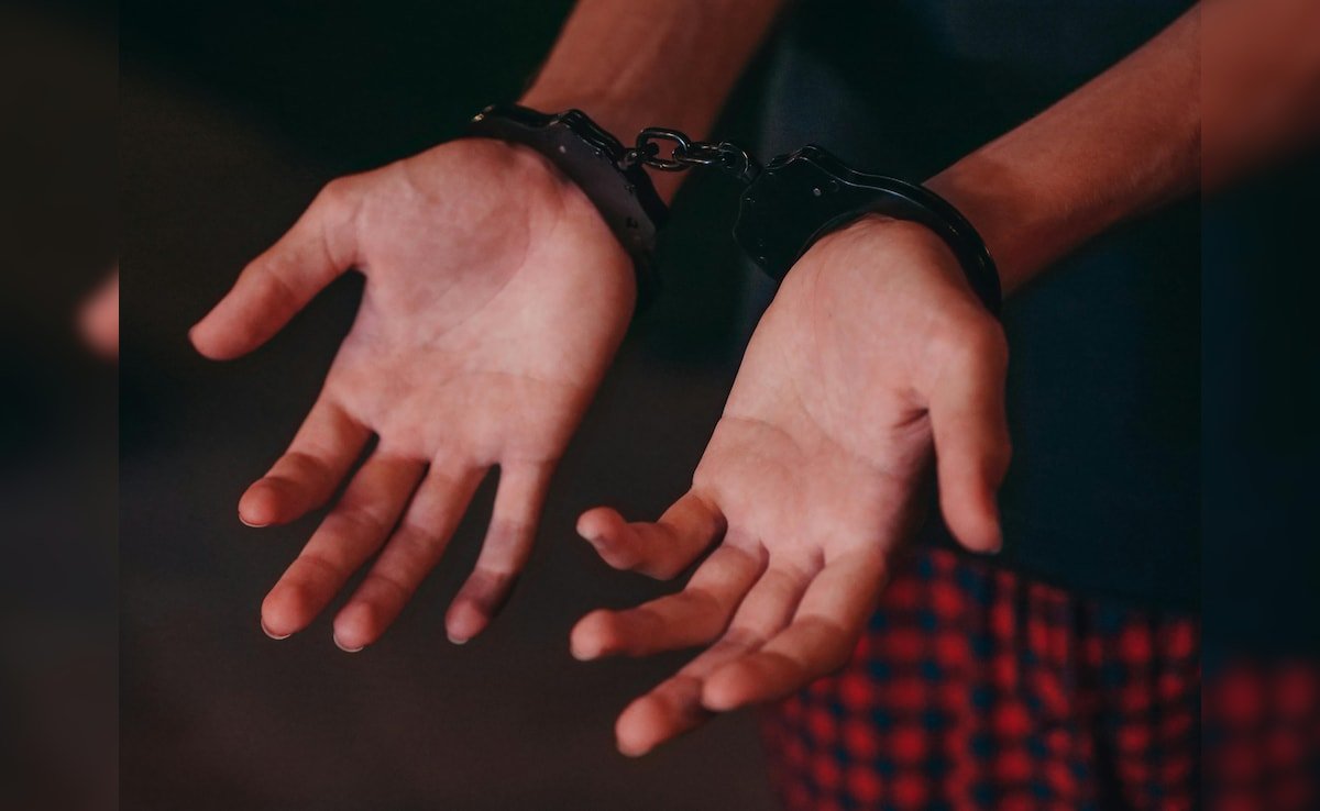 సోషల్ మీడియాలో భార్య సెలవు చిత్రాలను పోస్ట్ చేసిన తరువాత డ్రగ్ లార్డ్ UK లో అరెస్టు చేయబడింది