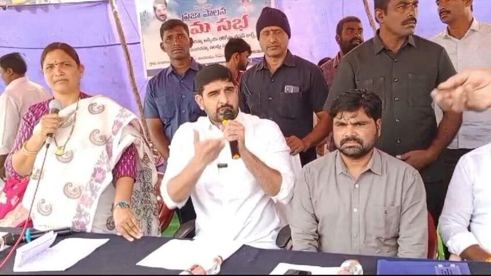 హుజూరాబాద్ : హుజురాబాద్ ఎమ్మెల్యే కౌశిక్ రెడ్డిపై కోడిగుడ్లు, టమాటాలతో దాడి.. అసలు ఏం జరిగింది?