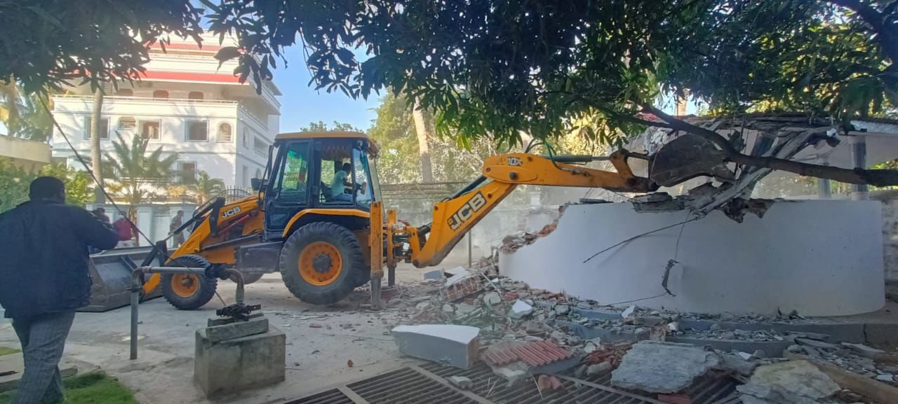 హైడ్రా కూల్చివేతలు ... పోచారం మున్సిపాలిటీ పరిధిలోని నిర్మాణాలపై కొరడా