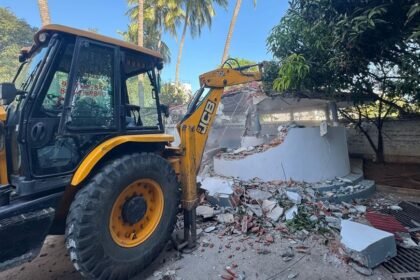 హైడ్రా కూల్చివేతలు : పోచారం మున్సిపాలిటీలో హైడ్రా కూల్చివేత
