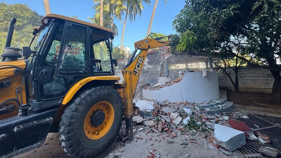 హైడ్రా కూల్చివేతలు : పోచారం మున్సిపాలిటీలో హైడ్రా కూల్చివేత