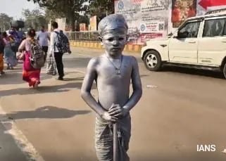 'నాన్హా గాంధీ' మహా కుంభంలో పరిశుభ్రత సందేశంతో స్పాట్‌లైట్‌ను దొంగిలించాడు
