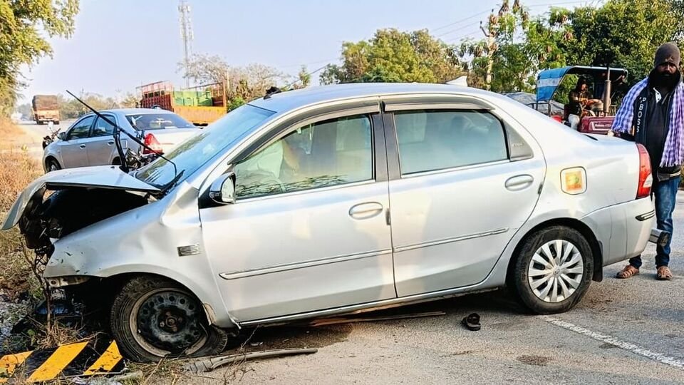 AP రోడ్ యాక్సిడెంట్: పొగ పొగ మంచు ఎఫెక్ట్ .. డివైడర్‌ను ఢీకొట్టిన కారు కారు .. నలుగురికి నలుగురికి నలుగురికి