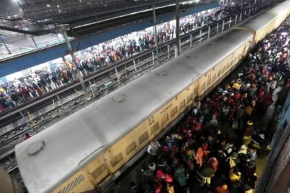 Delhi ిల్లీ స్టాంప్: ఒకటి కాదు- రెండు చోట్ల తొక్కిసలాట! నరకం చూసిన ప్రజలు- ప్లాట్ఫామ్పై ప్లాట్ఫామ్పై భయానక భయానక దృశ్యాలు ..