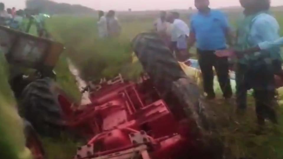 PALNADU ప్రమాదం: పల్నాడు జిల్లాలో తీవ్రవిషాదం తీవ్రవిషాదం, ట్రాక్టర్ బోల్తా పడి నలుగురు మహిళలు మృతి-సీఎం చంద్రబాబు చంద్రబాబు చంద్రబాబు