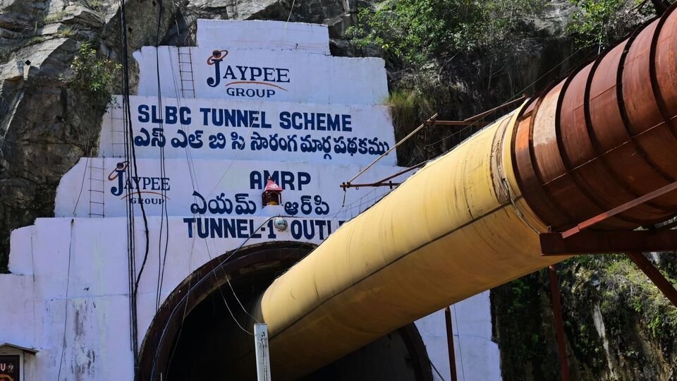 SLBC టన్నెల్: ఎస్‌ఎల్‌బీసీ టన్నెల్‌ టన్నెల్‌ పనుల్లో - కుంగిపోయిన కుంగిపోయిన పైకప్పు ..!
