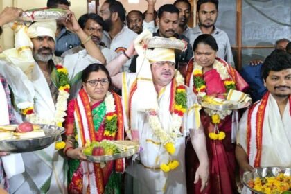 Vemulawada rajanna: వేములవాడ వేములవాడ రాజన్న పట్టువస్త్రాలు సమర్పించిన మంత్రి మంత్రి పొన్నం ప్రభాకర్ ... వైభవంగా వైభవంగా మహాశివరాత్రి మహాశివరాత్రి ..