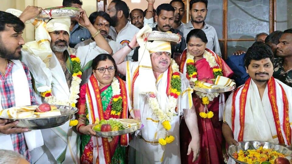 Vemulawada rajanna: వేములవాడ వేములవాడ రాజన్న పట్టువస్త్రాలు సమర్పించిన మంత్రి మంత్రి పొన్నం ప్రభాకర్ ... వైభవంగా వైభవంగా మహాశివరాత్రి మహాశివరాత్రి ..
