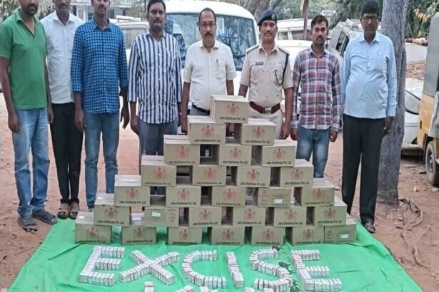 అక్రమ మద్యం రవాణాపై కర్నూలు పోలీసులు పోలీసులు నిఘా నిఘా, మంత్రాలయం మంత్రాలయం మండలంలో 30 బ్యాక్స్ ల మద్యం మద్యం సీజ్ సీజ్- కర్నూల్ పోలీసులు మంత్రాలయం మండలంలో 30 సంచుల అక్రమ మద్యం స్వాధీనం చేసుకున్నారు, ఆంధ్ర ప్రదేశ్ ప్రదేశ్ న్యూస్