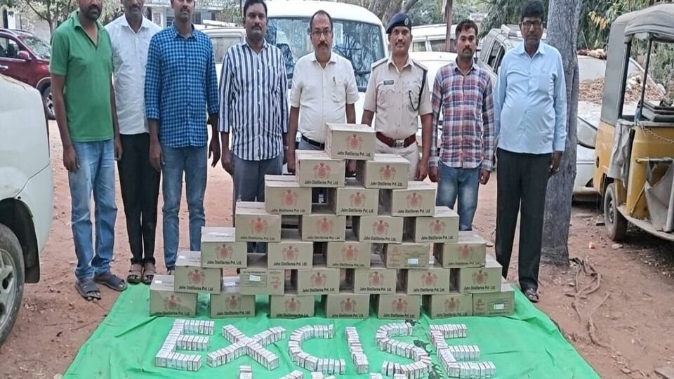 అక్రమ మద్యం రవాణాపై కర్నూలు పోలీసులు పోలీసులు నిఘా నిఘా, మంత్రాలయం మంత్రాలయం మండలంలో 30 బ్యాక్స్ ల మద్యం మద్యం సీజ్ సీజ్- కర్నూల్ పోలీసులు మంత్రాలయం మండలంలో 30 సంచుల అక్రమ మద్యం స్వాధీనం చేసుకున్నారు, ఆంధ్ర ప్రదేశ్ ప్రదేశ్ న్యూస్