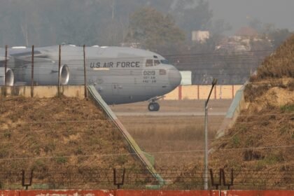 అమృత్సర్లో 3 వ బ్యాచ్ అక్రమ భారతీయ వలసదారులతో యుఎస్ విమానం