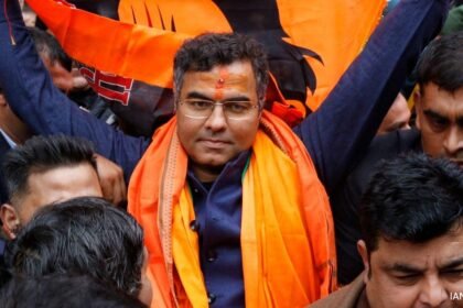 అరవింద్ కేజ్రీవాల్ ను ఓడించిన తరువాత పరేవ్ష్ వర్మ "జెయింట్-కిల్లర్"