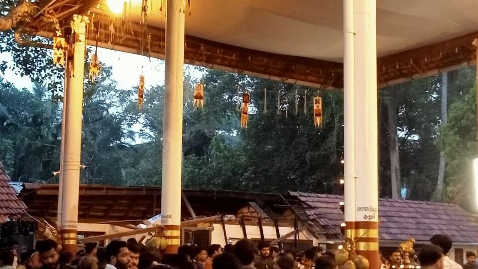 ఆలయ ఉత్సవాల్లో ఏనుగుల ఏనుగుల! ముగ్గురు ముగ్గురు మృతి, 30 మందికి మందికి మందికి ..- కేరళలో జరిగిన ఆలయ పండుగ సందర్భంగా రెండు ఏనుగులు ప్రబలంగా ఉన్న తరువాత ముగ్గురు గాయపడ్డారు,