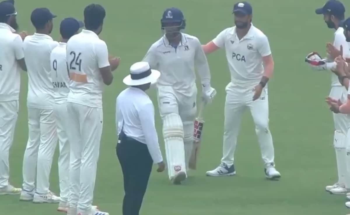 ఇండియా వికెట్ కీపర్-బ్యాటర్ రెడ్డిమాన్ సాహా అన్ని రకాల క్రికెట్ల నుండి పదవీ విరమణ చేసింది