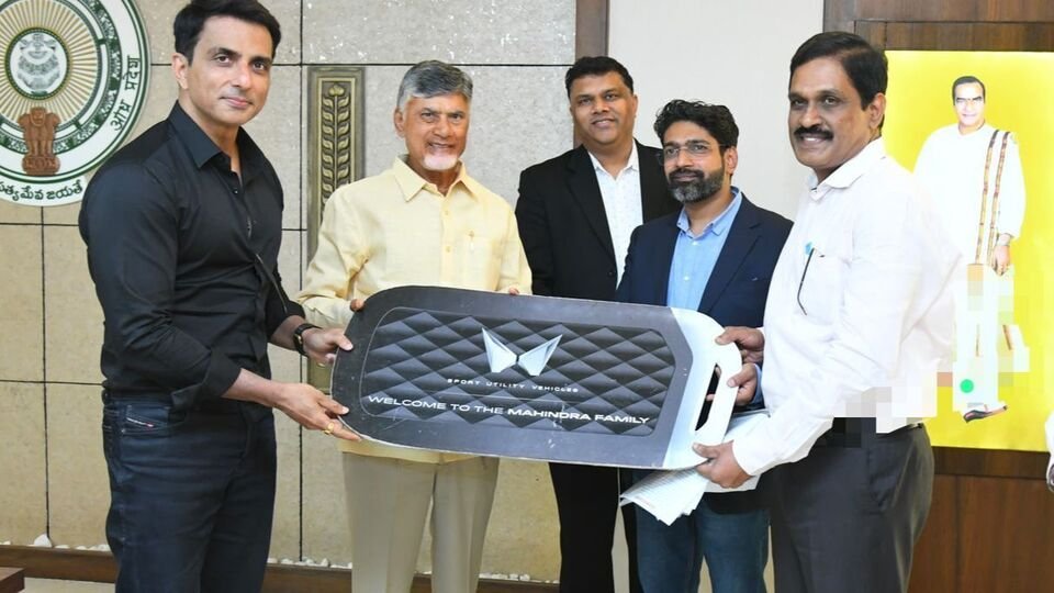 ఏపీకి నాలుగు అంబులెన్స్‌లు విరాళమిచ్చిన నటుడు నటుడు సోనూసూద్‌ సోనూసూద్‌ సోనూసూద్‌, తెలుగు పరిశ్రమకు దూరం కాలేదని కాలేదని వివరణ వివరణ ..