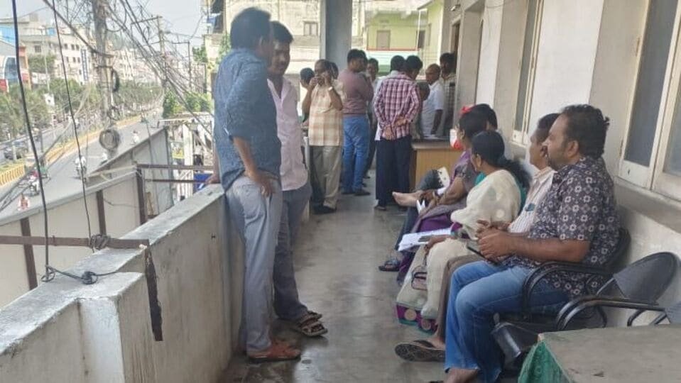 ఏపీలో ఏపీలో మొరాయించిన సర్వర్లు, నిలిచిన నిలిచిన రిజిస్ట్రేషన్లు రిజిస్ట్రేషన్లు గంటల గంటల తరబడి ఎదురు చూపులు చూపులు- ap స్టాంపులు మరియు రిజిస్ట్రేషన్ సర్వర్లు గంటలు నిలిచిపోయాయి పబ్లిక్ ఫేస్ అసౌకర్యం, ఆంధ్ర ప్రదేశ్ న్యూస్ న్యూస్