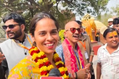 ఒలింపిక్ పతక విజేత షట్లర్ సైనా నెహ్వాల్ తండ్రితో మహా కుంభాన్ని సందర్శించారు