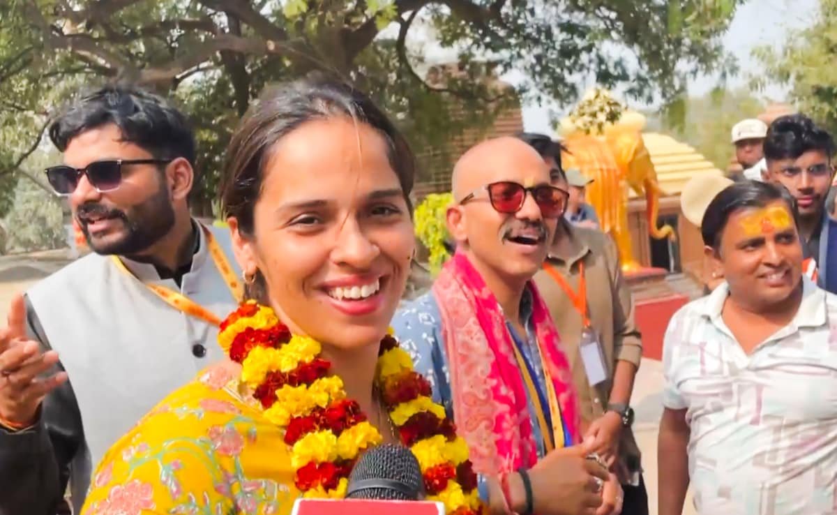 ఒలింపిక్ పతక విజేత షట్లర్ సైనా నెహ్వాల్ తండ్రితో మహా కుంభాన్ని సందర్శించారు