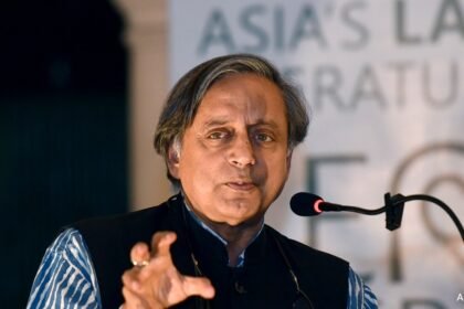 కాంగ్రెస్ రిఫ్ట్ బజ్ మధ్య శశి థరూర్ యొక్క నిగూ